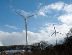 青森県東通村の風車。さらなる導入拡大のためには、日本の風況に合った「日本型風車」の開発が求められる