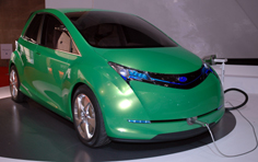 2007年モーターショーに出展された富士重工の次世代電気自動車。クリーンエネルギーの中でも、電気エネルギーを利用する車は世界的にも注目されている