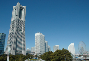 横浜市では、経済産業省の次世代エネルギー・社会システム実証事業が進められている。スマートエネルギーネットワークの実現のためには、最終的に社会システムが最適化されるような仕組みが必要だ